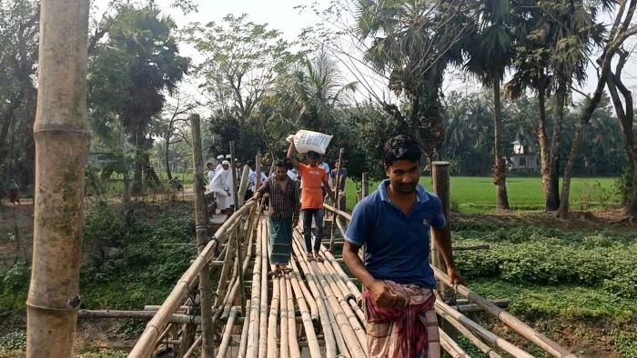 সেতু ভাঙা দুই বছর, বাঁশের সাঁকোয় যাতায়াত সাত গ্রামের মানুষের